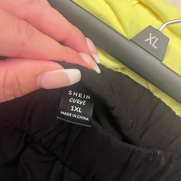 Super pretty capris pants. Never worn - Picture 5 of 5